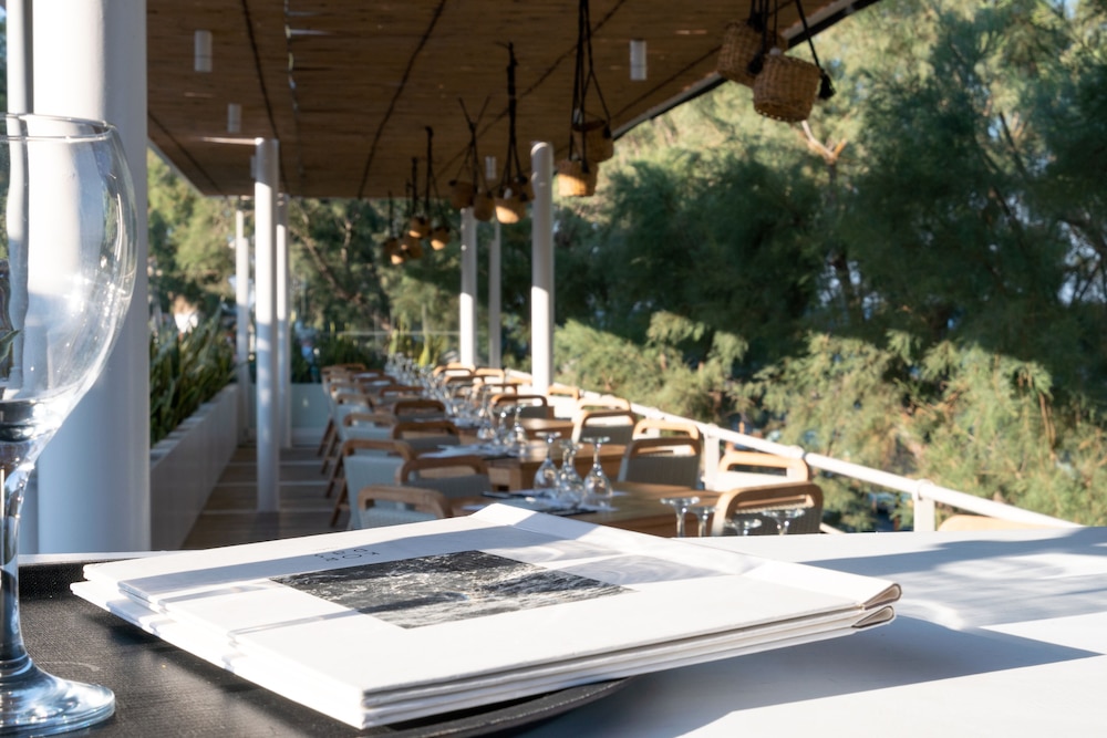 Kamari Beach Hotel — Restaurant & bars in Kamari, South Aegean