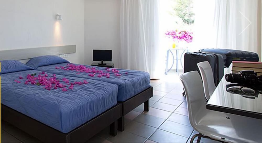 Kamari Beach Hotel — Hotel rooms in Kamari, South Aegean