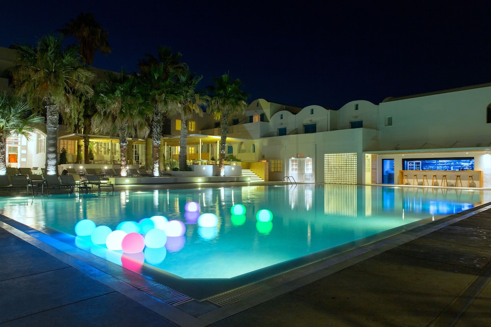 Kamari Beach Hotel — Swimming pool in Kamari, South Aegean