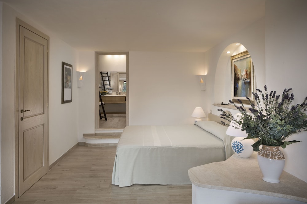 Hotel la Bisaccia — Hotel rooms in Arzachena, Sardinia