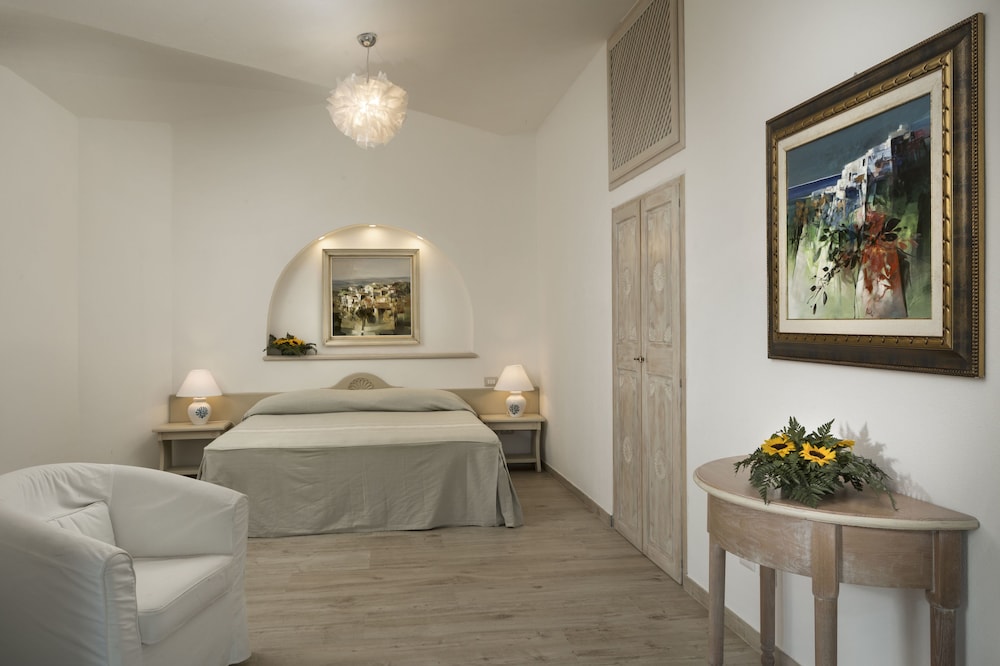 Hotel la Bisaccia — Hotel rooms in Arzachena, Sardinia