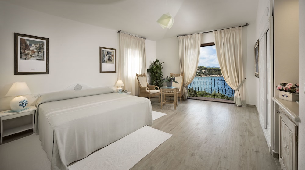 Hotel la Bisaccia — Hotel rooms in Arzachena, Sardinia