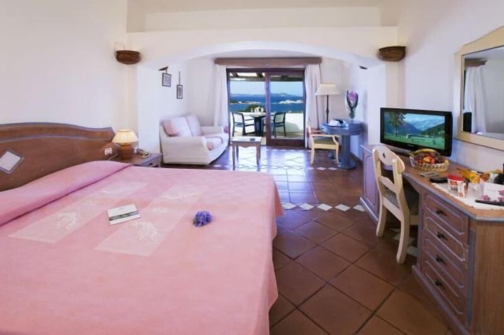 Hotel la Bisaccia — Hotel rooms in Arzachena, Sardinia