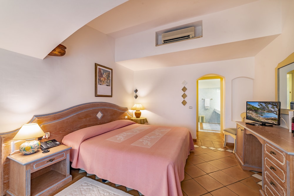 Hotel la Bisaccia — Hotel rooms in Arzachena, Sardinia