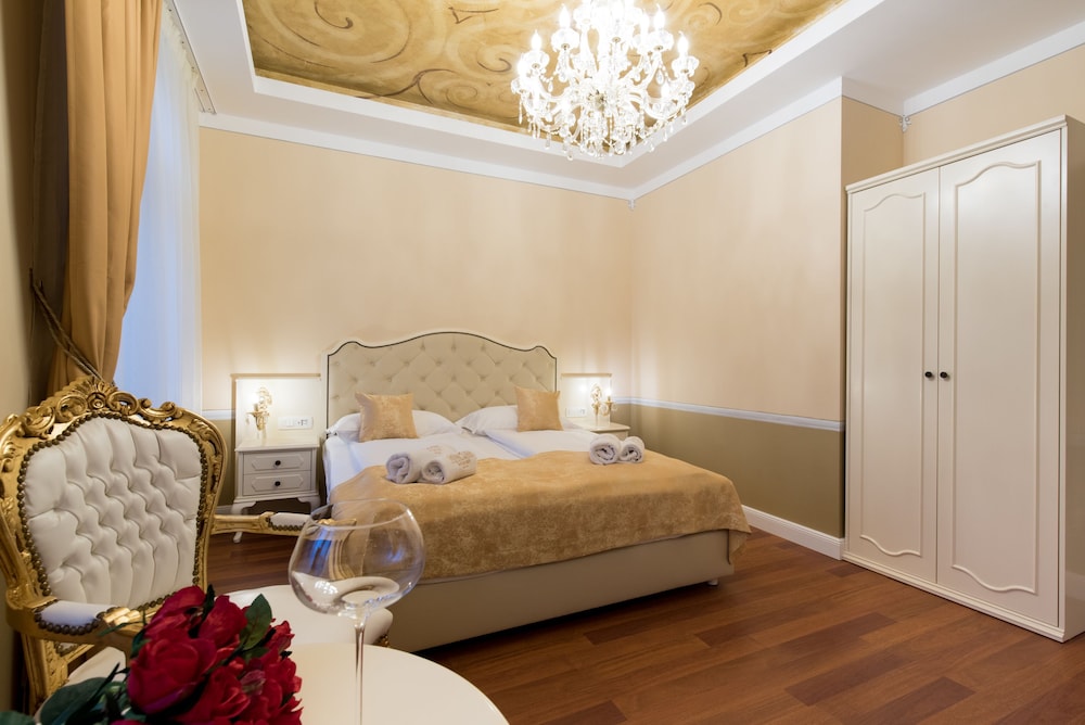 Central Square Heritage Hotel — Hotel rooms in Split, Split-Dalmatia