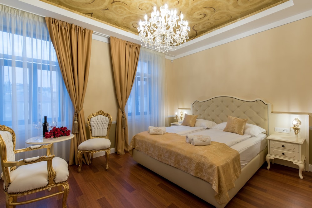 Central Square Heritage Hotel — Hotel rooms in Split, Split-Dalmatia