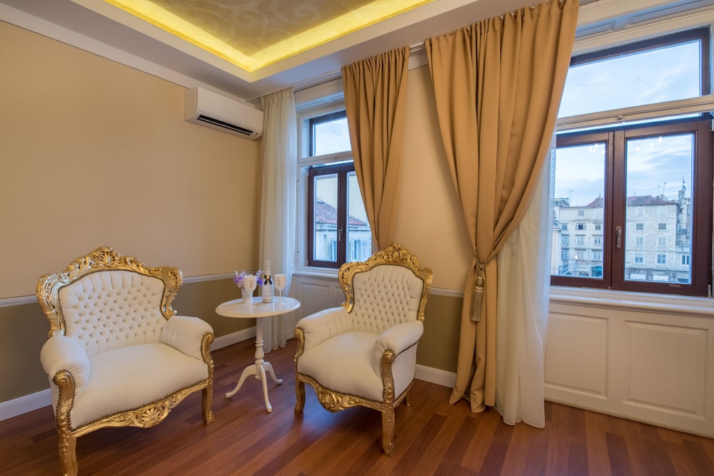 Central Square Heritage Hotel — Hotel rooms in Split, Split-Dalmatia