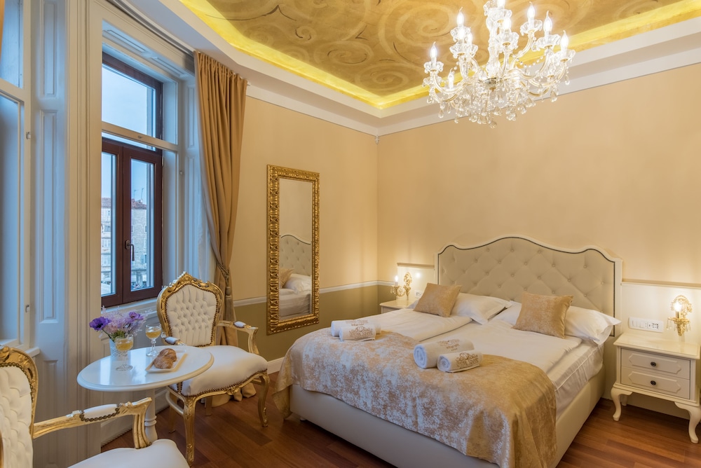 Central Square Heritage Hotel — Hotel rooms in Split, Split-Dalmatia