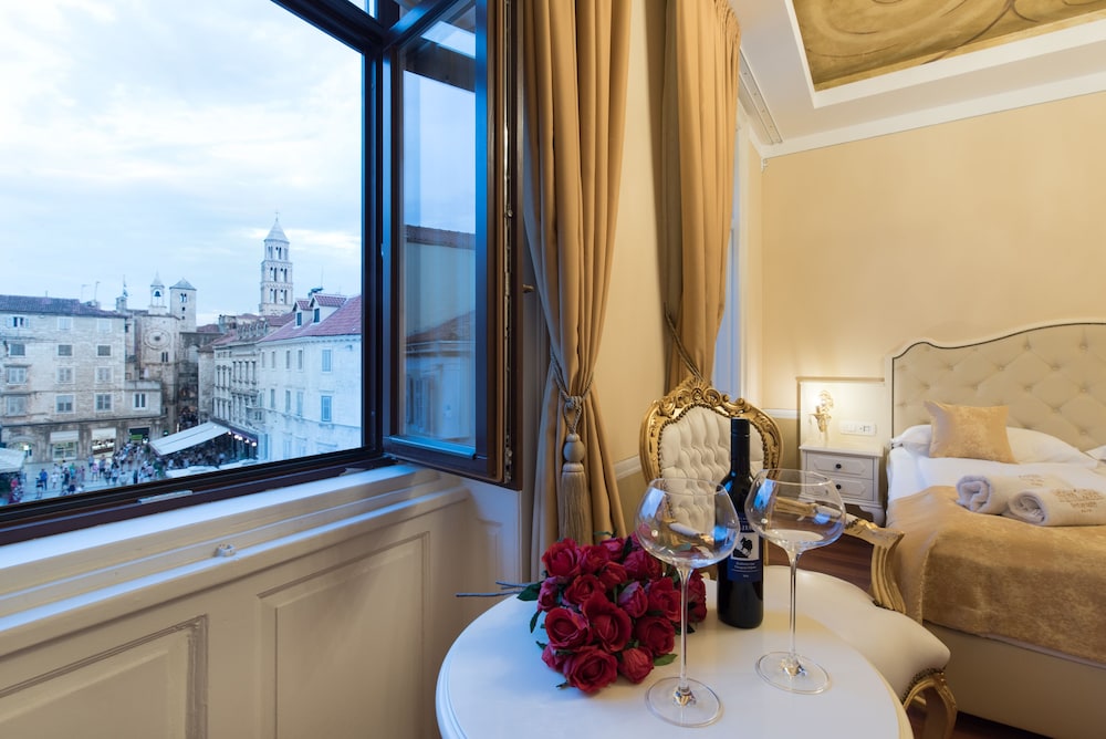 Central Square Heritage Hotel — Hotel rooms in Split, Split-Dalmatia