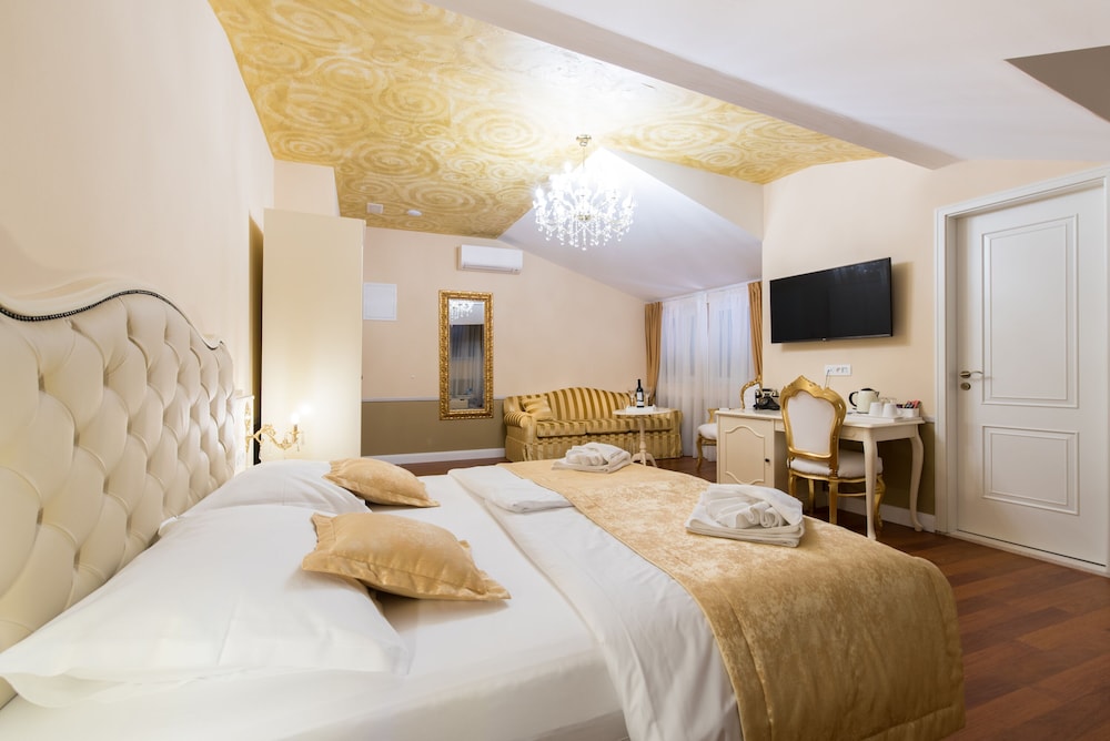 Central Square Heritage Hotel — Hotel rooms in Split, Split-Dalmatia