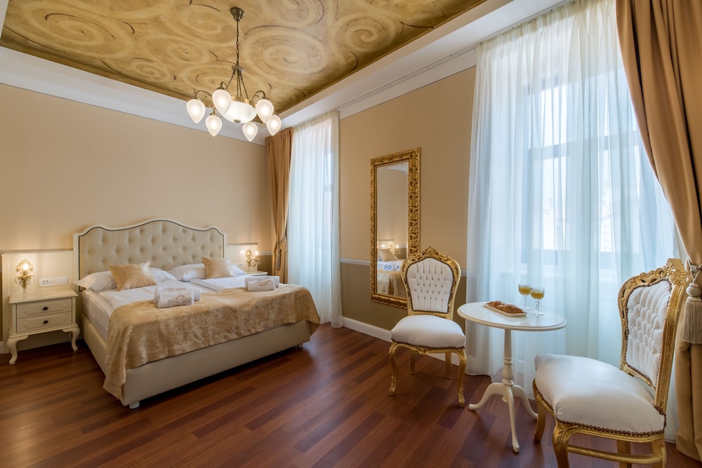 Central Square Heritage Hotel — Hotel rooms in Split, Split-Dalmatia