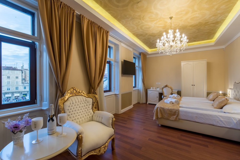 Central Square Heritage Hotel — Hotel rooms in Split, Split-Dalmatia