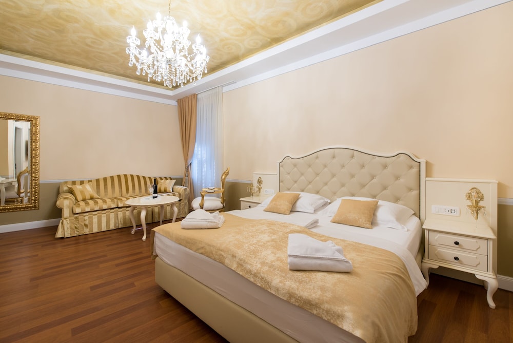 Central Square Heritage Hotel — Hotel rooms in Split, Split-Dalmatia