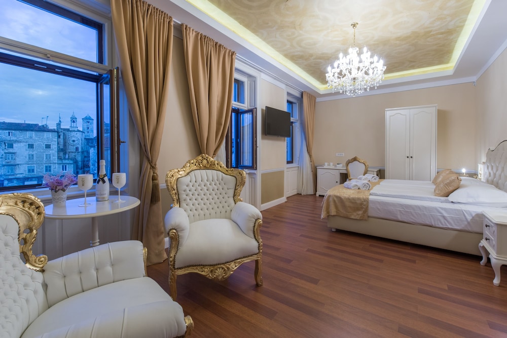 Central Square Heritage Hotel — Hotel rooms in Split, Split-Dalmatia