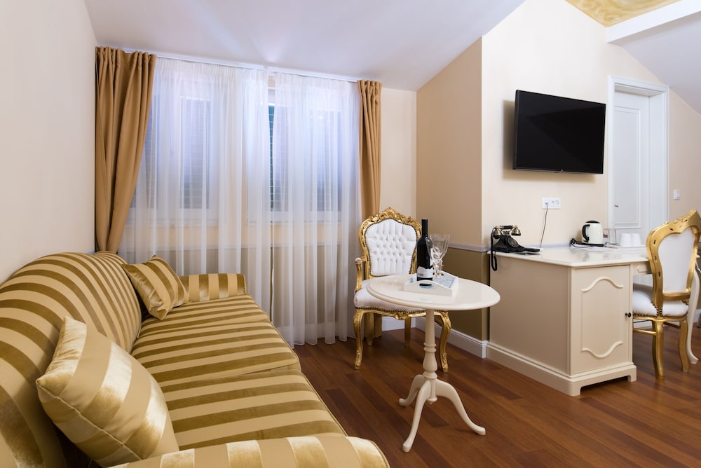 Central Square Heritage Hotel — Hotel rooms in Split, Split-Dalmatia