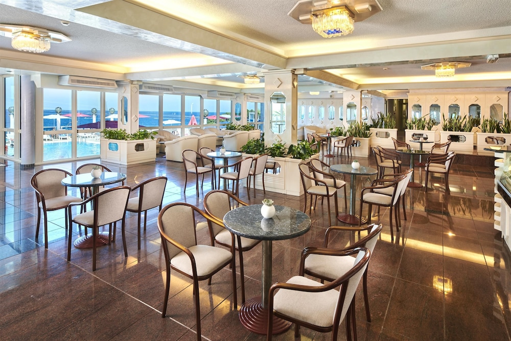 Hotel Gran Vista Plava Laguna — Restaurant & bars in Poreč, Istria