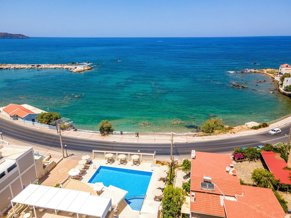 Porto Alegre — Swimming pool in Chania