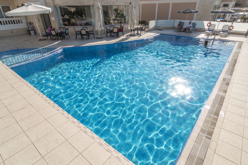 Porto Alegre — Swimming pool in Chania