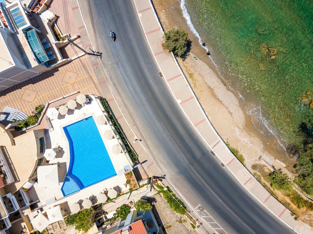 Porto Alegre — Swimming pool in Chania