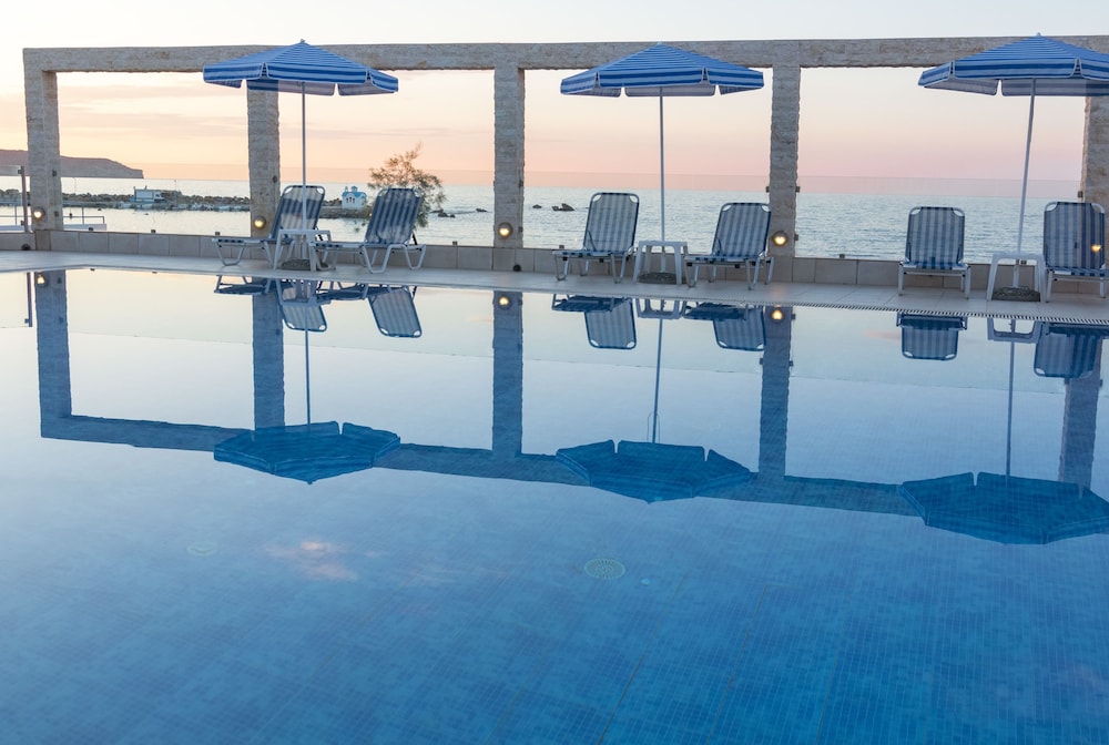 Porto Alegre — Swimming pool in Chania