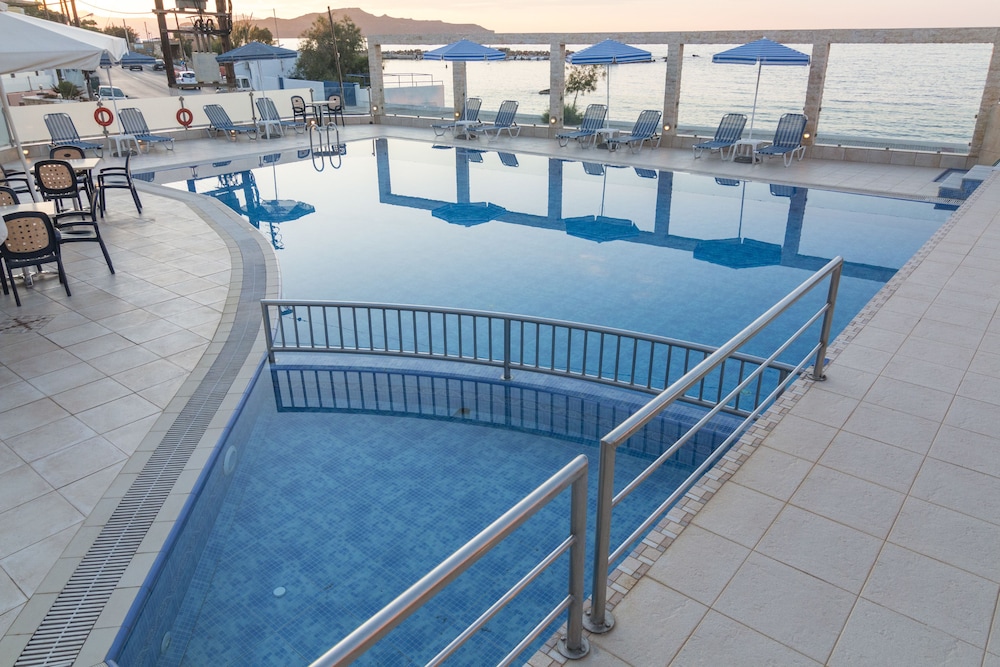 Porto Alegre — Swimming pool in Chania