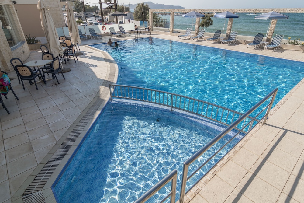 Porto Alegre — Swimming pool in Chania
