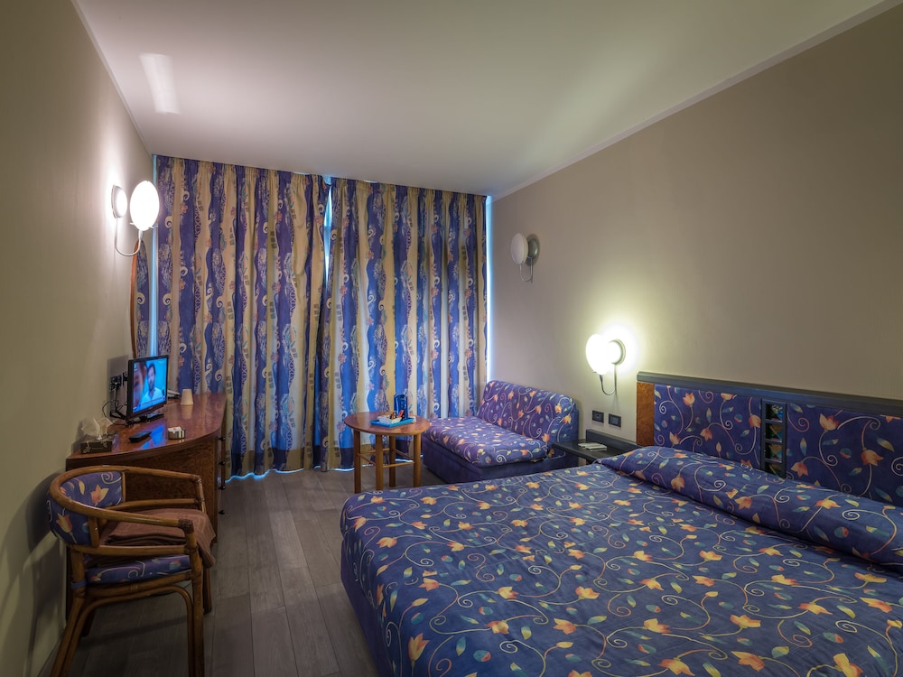 Hotel Leonardo da Vinci — Hotel rooms in Limone sul Garda, Lombardy