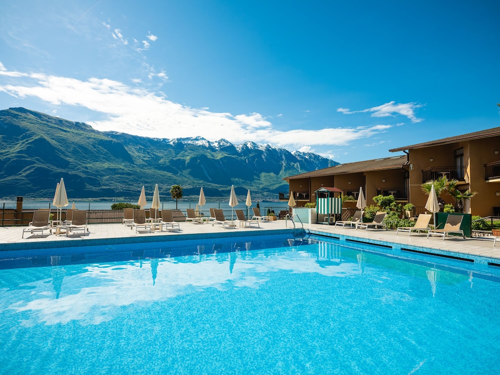 Hotel Leonardo da Vinci — Main photo in Limone sul Garda, Lombardy
