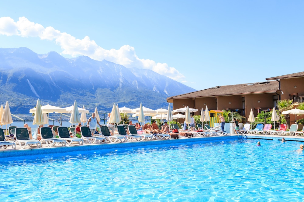 Hotel Leonardo da Vinci — Swimming pool in Limone sul Garda, Lombardy