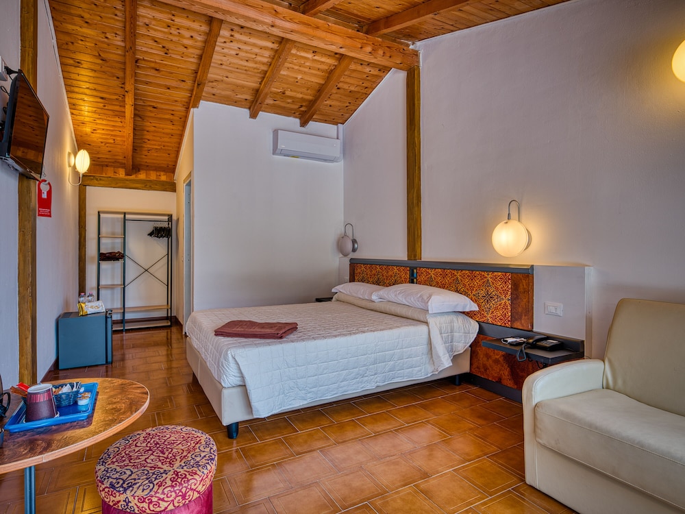 Hotel Leonardo da Vinci — Hotel rooms in Limone sul Garda, Lombardy