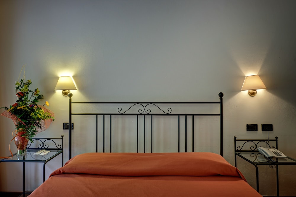 Hotel Leonardo da Vinci — Hotel rooms in Limone sul Garda, Lombardy