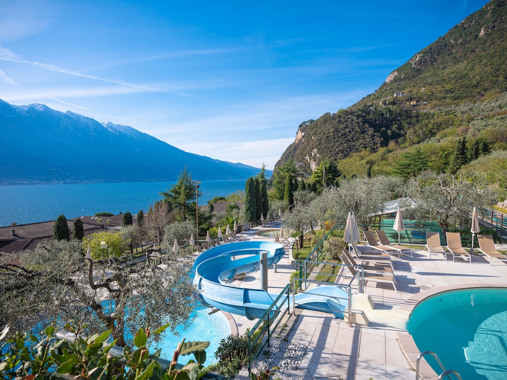 Hotel Leonardo da Vinci — Swimming pool in Limone sul Garda, Lombardy