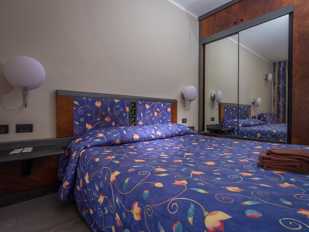 Hotel Leonardo da Vinci — Hotel rooms in Limone sul Garda, Lombardy