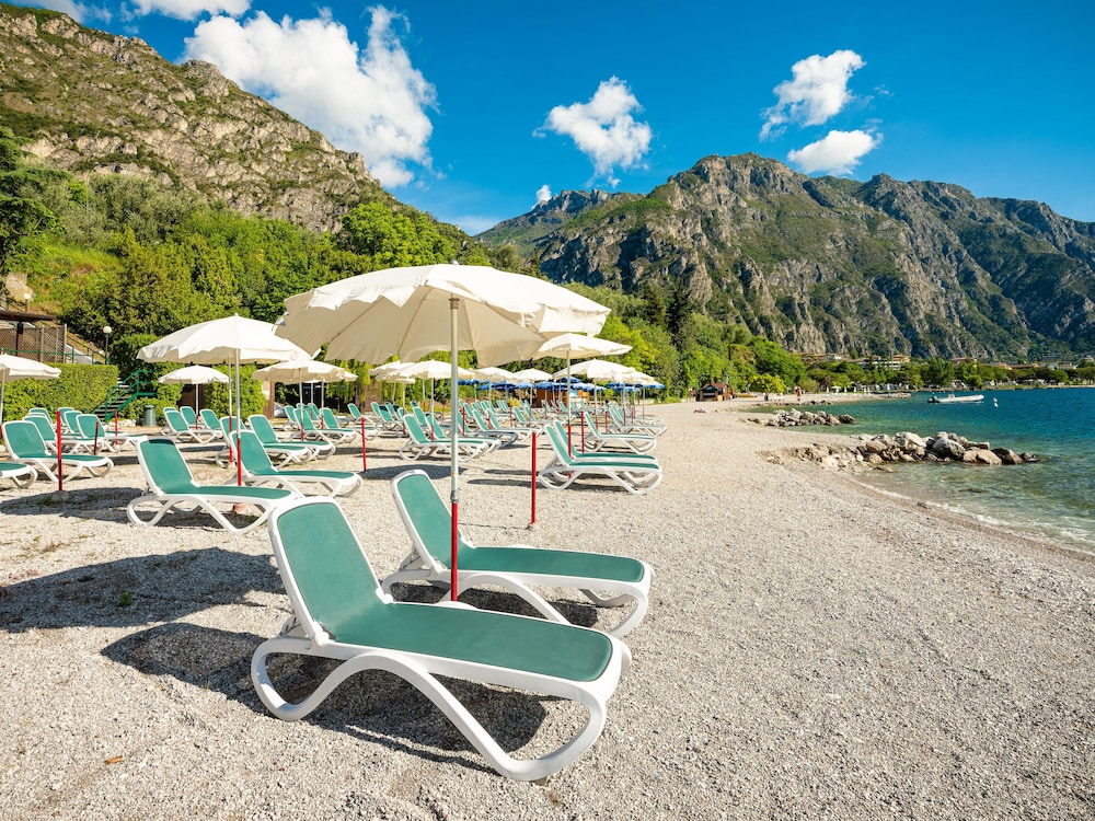Hotel Leonardo da Vinci — Beach in Limone sul Garda, Lombardy