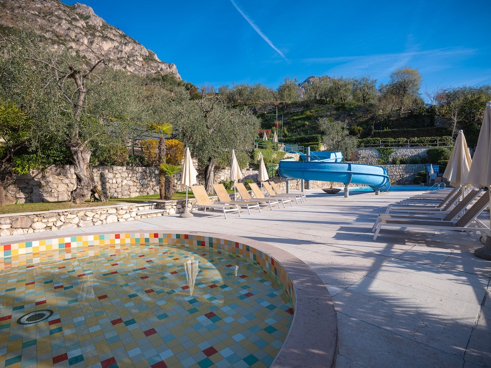Hotel Leonardo da Vinci — Swimming pool in Limone sul Garda, Lombardy