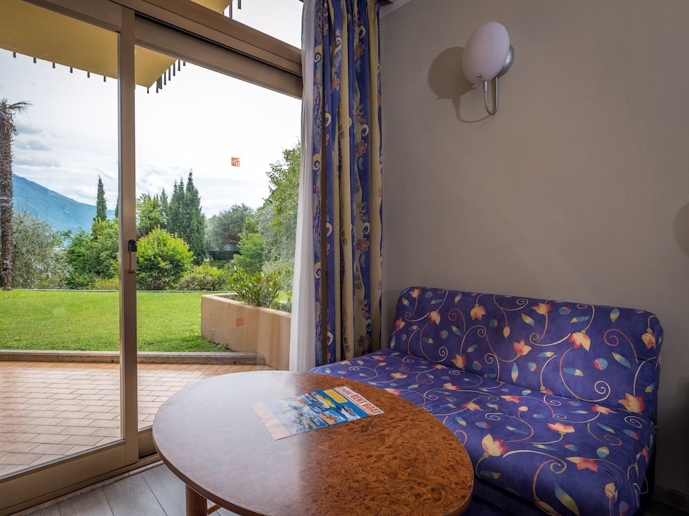 Hotel Leonardo da Vinci — Hotel rooms in Limone sul Garda, Lombardy