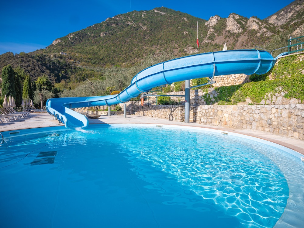 Hotel Leonardo da Vinci — Swimming pool in Limone sul Garda, Lombardy