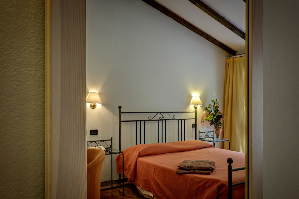 Hotel Leonardo da Vinci — Hotel rooms in Limone sul Garda, Lombardy