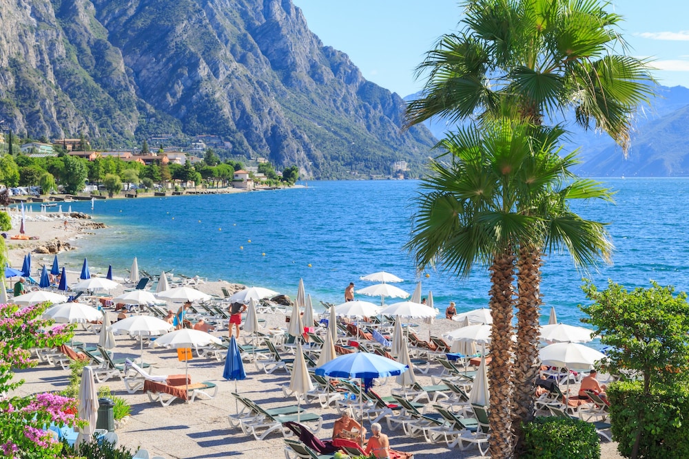 Hotel Leonardo da Vinci — Beach in Limone sul Garda, Lombardy