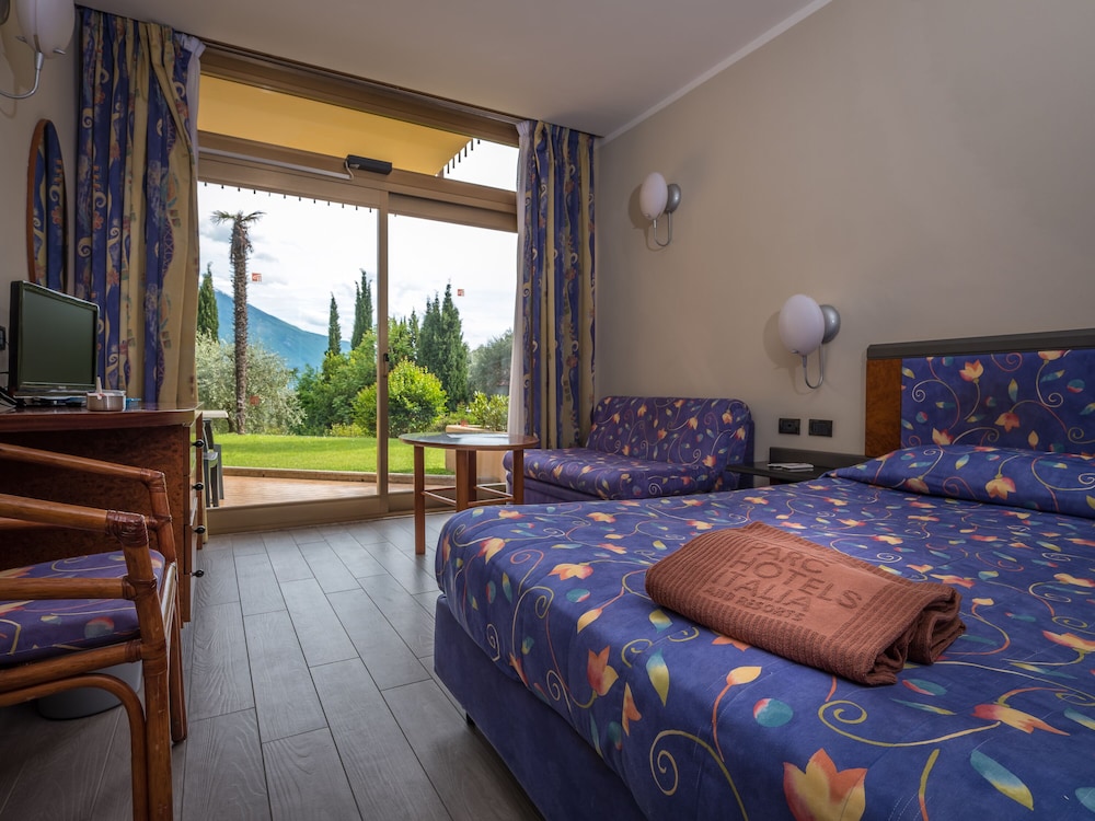 Hotel Leonardo da Vinci — Hotel rooms in Limone sul Garda, Lombardy