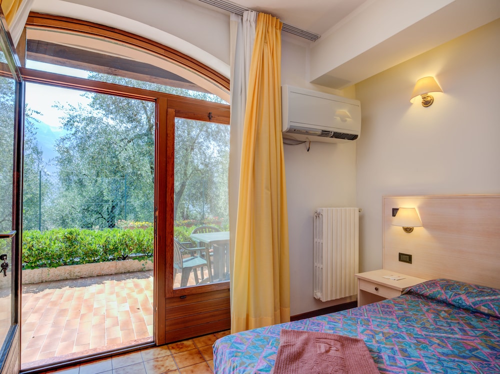 Hotel Leonardo da Vinci — Hotel rooms in Limone sul Garda, Lombardy