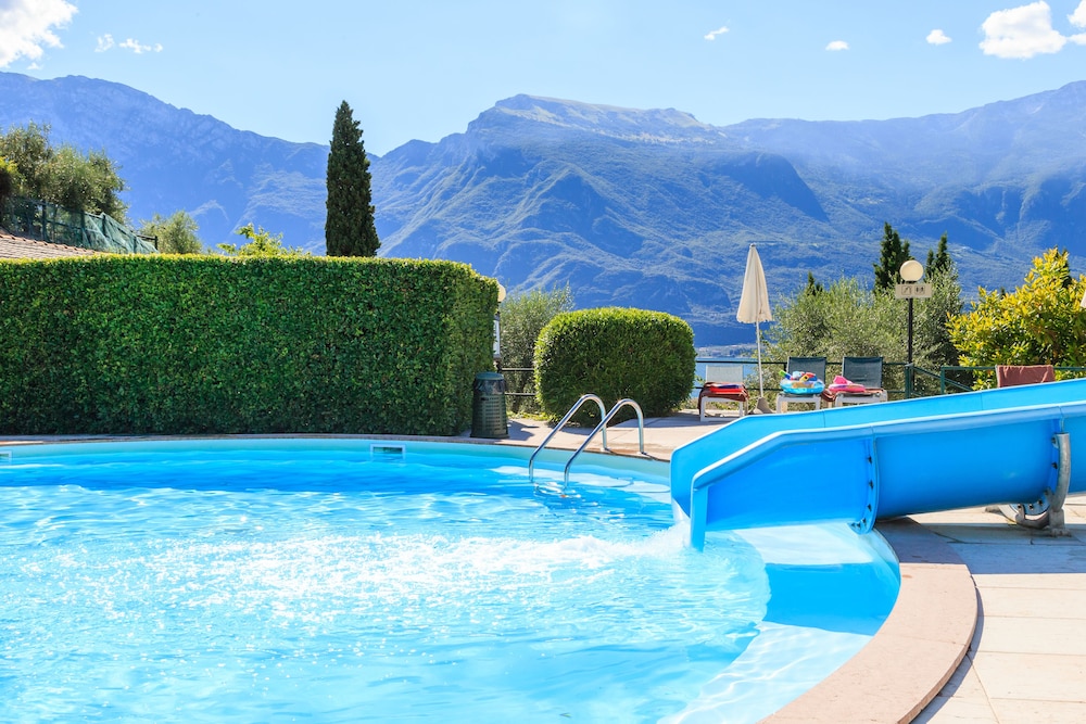 Hotel Leonardo da Vinci — Swimming pool in Limone sul Garda, Lombardy