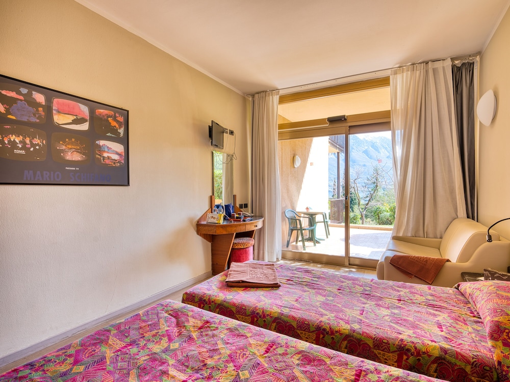 Hotel Leonardo da Vinci — Hotel rooms in Limone sul Garda, Lombardy