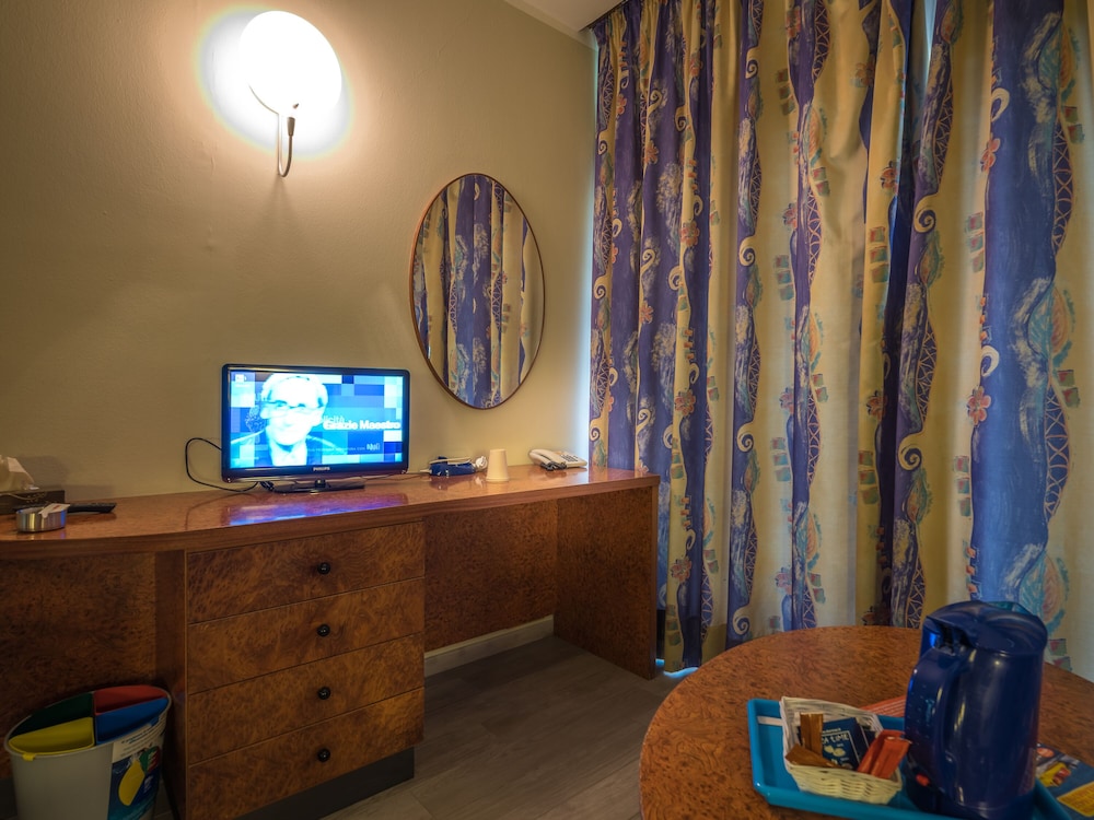 Hotel Leonardo da Vinci — Hotel rooms in Limone sul Garda, Lombardy