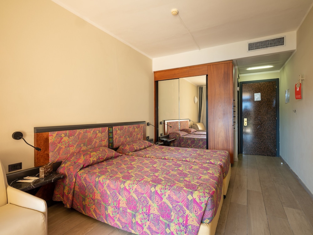 Hotel Leonardo da Vinci — Hotel rooms in Limone sul Garda, Lombardy