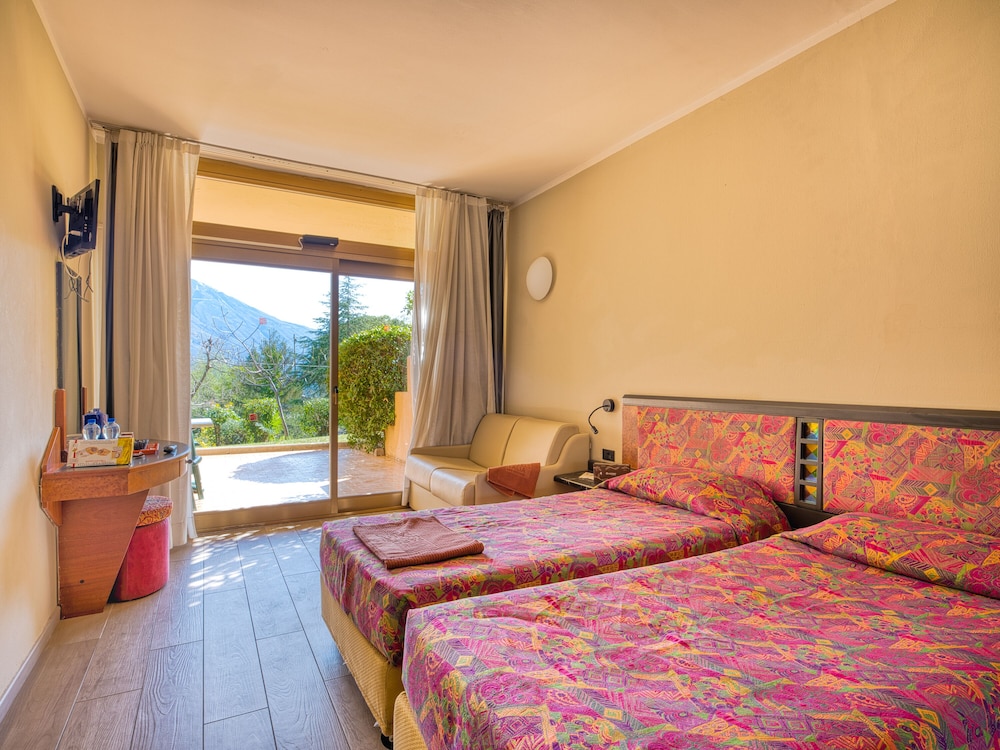 Hotel Leonardo da Vinci — Hotel rooms in Limone sul Garda, Lombardy
