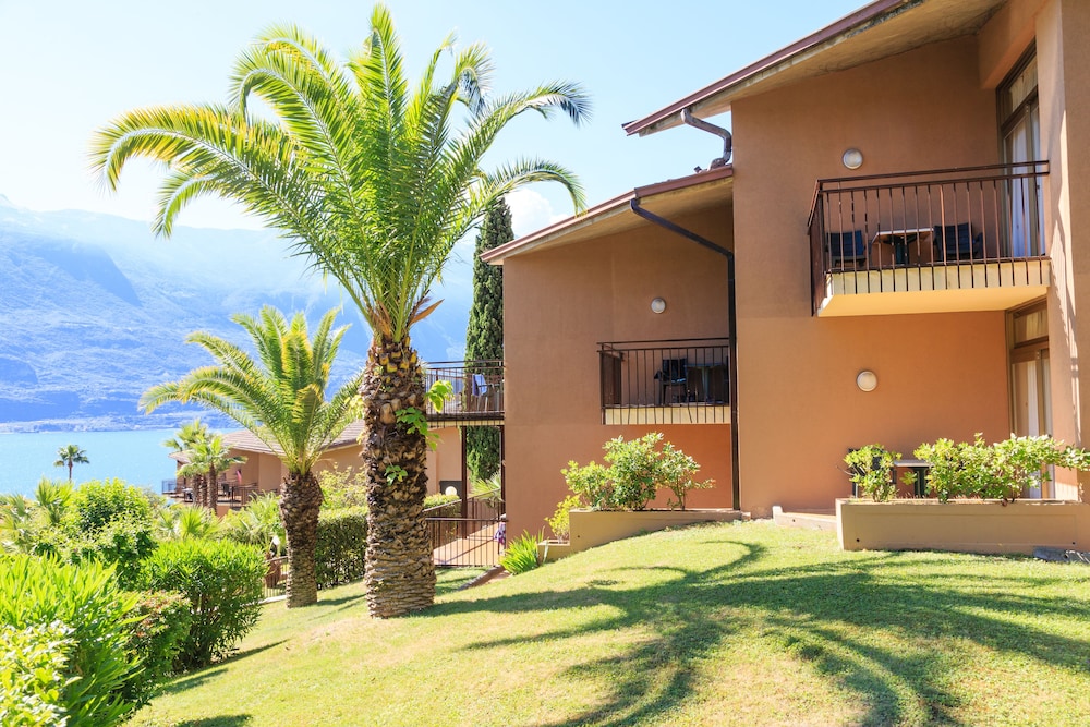 Hotel Leonardo da Vinci — Hotel building in Limone sul Garda, Lombardy