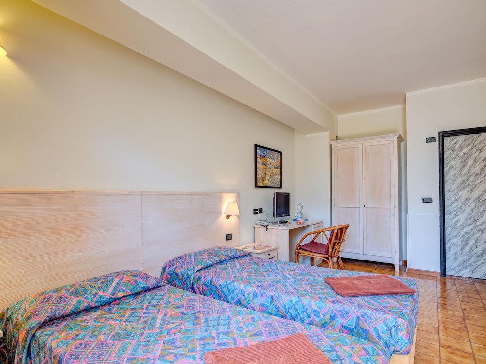 Hotel Leonardo da Vinci — Hotel rooms in Limone sul Garda, Lombardy
