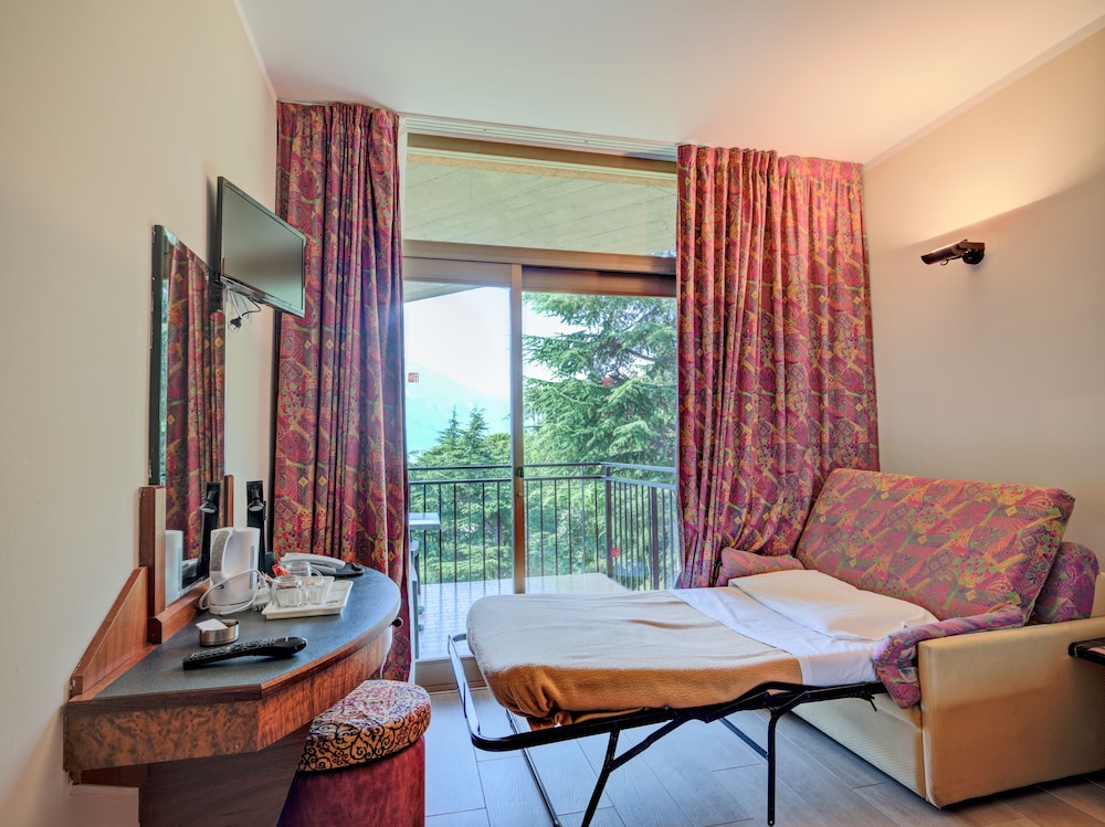 Hotel Leonardo da Vinci — Hotel rooms in Limone sul Garda, Lombardy