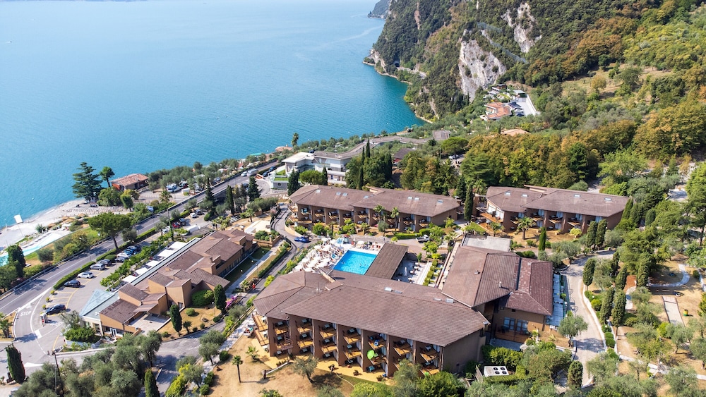 Hotel Leonardo da Vinci — Hotel building in Limone sul Garda, Lombardy